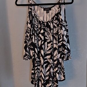 Karen Kane Monochrome Feather Pattern Blouse Medium